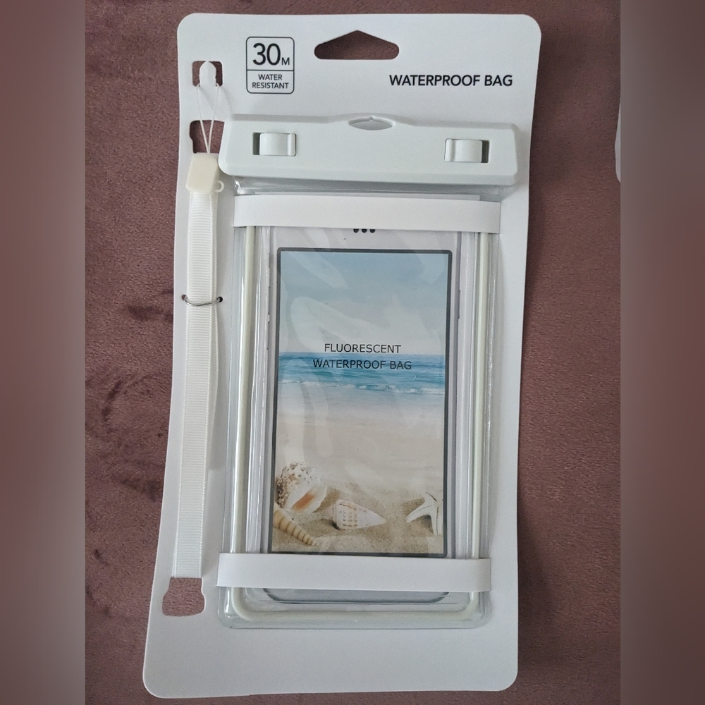 NWT: Waterproof phone bag